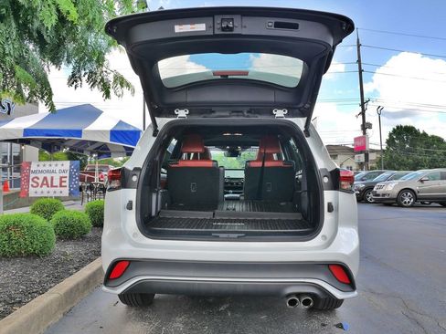 Used 2023 Toyota Highlander XSE FWD image 16