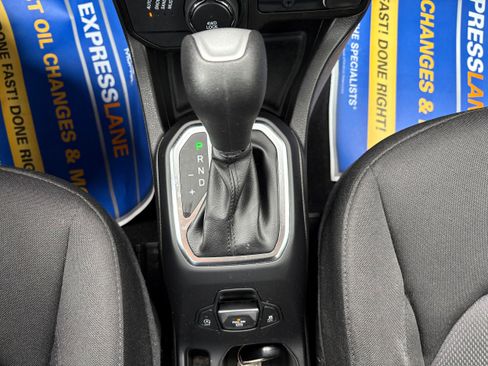 Used 2023 Jeep Renegade Latitude AWD/4WD image 25