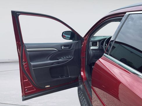 Used 2019 Toyota Highlander SE FWD image 20
