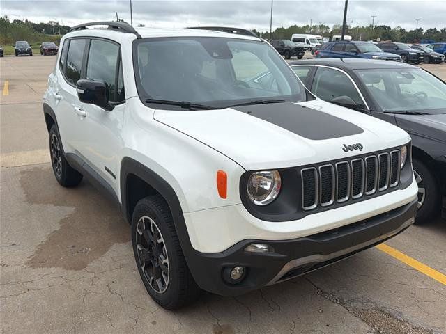 Used 2023 Jeep Renegade Latitude AWD/4WD image 2