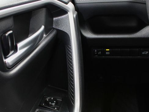 Used 2021 Toyota RAV4 XLE w/ Convenience Package image 16