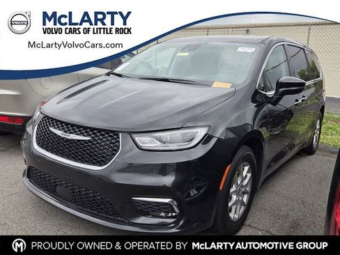 Used 2023 Chrysler Pacifica Touring-L FWD image 1