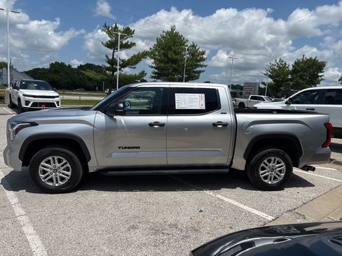 Used 2022 Toyota Tundra SR5 w/ SR5 Convenience Package AWD/4WD image 18