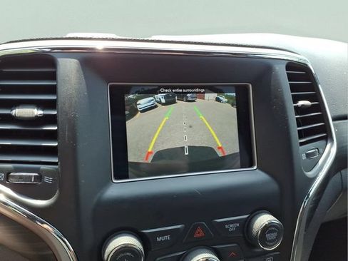 Used 2021 Jeep Grand Cherokee Laredo AWD/4WD image 21