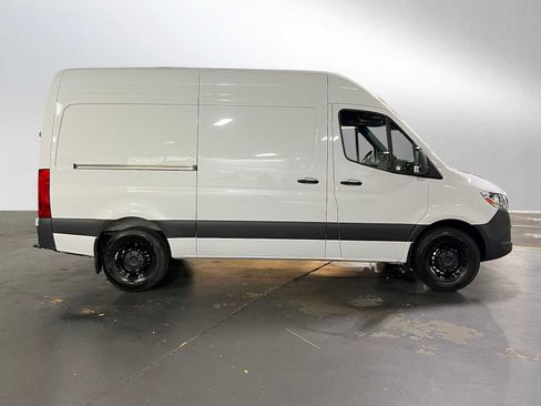 Used 2025 Mercedes-Benz Sprinter 2500 image 2