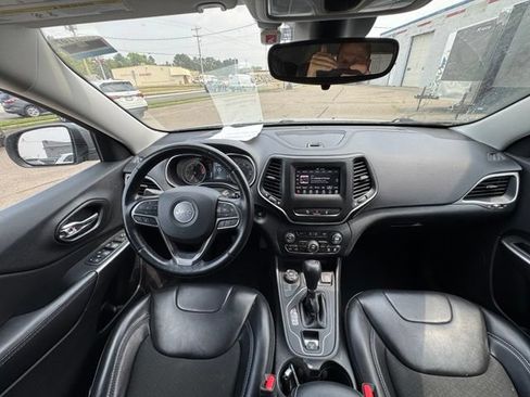 Used 2021 Jeep Cherokee Latitude Plus AWD/4WD image 16