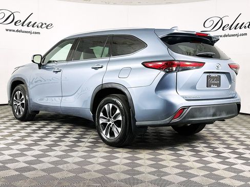 Used 2022 Toyota Highlander XLE AWD/4WD image 4