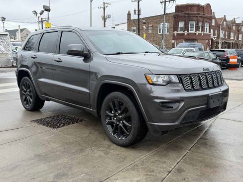 Used 2021 Jeep Grand Cherokee Laredo X image 3