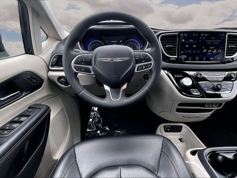 Used 2024 Chrysler Pacifica Touring-L FWD image 8