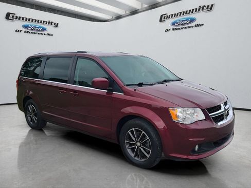 Used 2017 Dodge Grand Caravan SXT FWD image 3