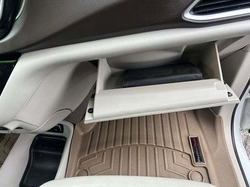 Used 2018 Chrysler Pacifica Touring-L image 30