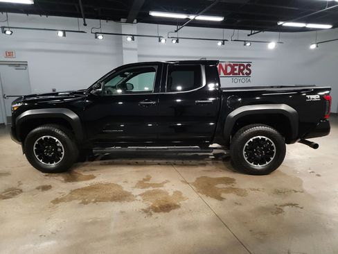 Used 2025 Toyota Tacoma TRD Off-Road w/ TRD Off Road Upgrade Package AWD/4WD image 4