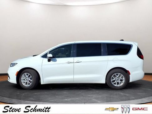 Used 2023 Chrysler Pacifica Touring-L FWD image 2