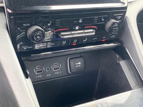 Used 2023 Jeep Grand Cherokee Limited AWD/4WD image 12