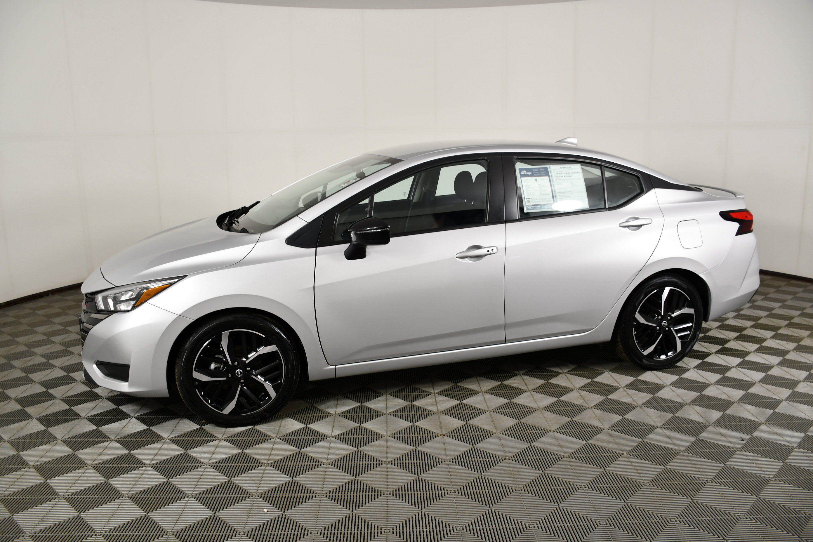 Used 2024 Nissan Versa SR FWD image 9