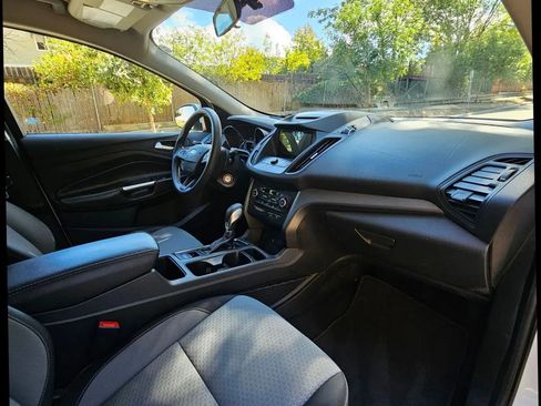 Used 2018 Ford Escape SE w/ SE Sync 3 Package AWD/4WD image 30