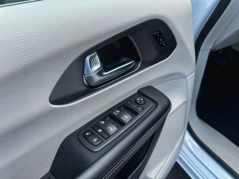 Used 2023 Chrysler Pacifica Touring-L FWD image 15