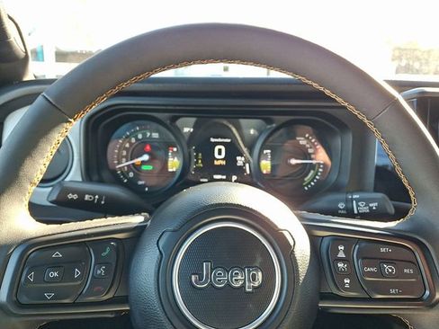 Used 2024 Jeep Wrangler Unlimited image 19