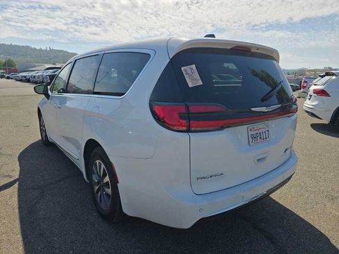 Used 2023 Chrysler Pacifica Limited FWD image 2