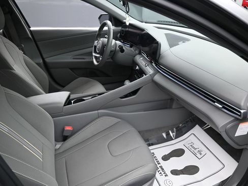 Used 2025 Hyundai Elantra SEL FWD image 36