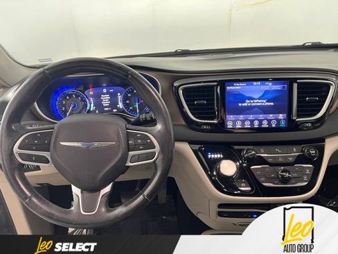 Used 2018 Chrysler Pacifica Touring-L Plus w/ Tire & Wheel Group FWD image 15