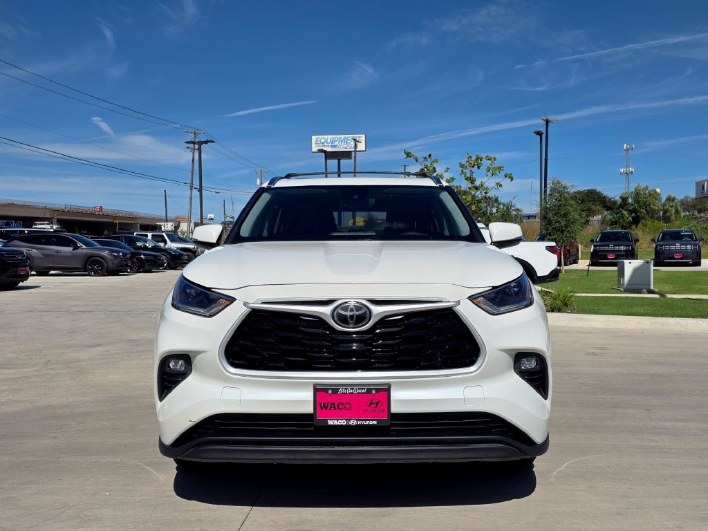 Used 2021 Toyota Highlander XLE FWD image 2