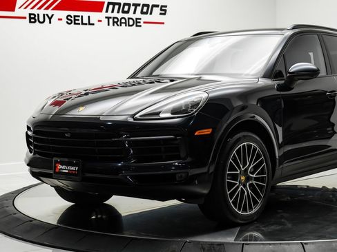 Used 2023 Porsche Cayenne w/ Premium Package AWD/4WD image 2