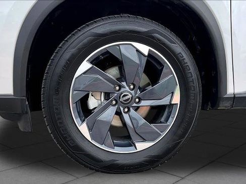 Certified 2025 Nissan Rogue SV FWD image 11