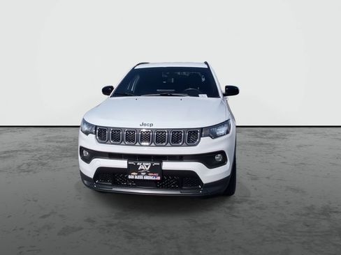 Used 2023 Jeep Compass Latitude image 3