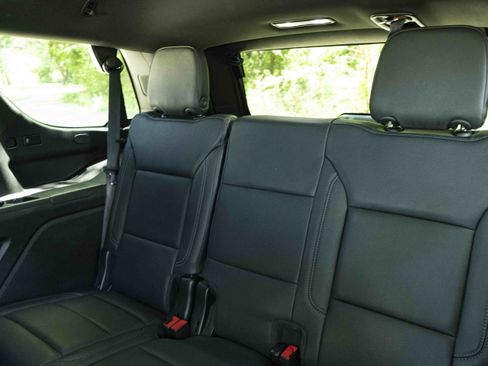 Used 2023 Chevrolet Tahoe Z71 w/ Z71 Off-Road Package AWD/4WD image 19