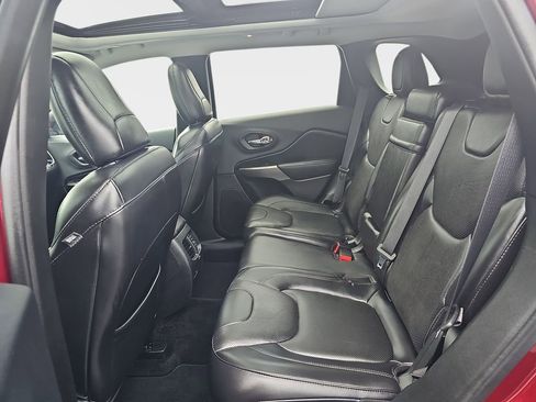Used 2019 Jeep Cherokee Limited w/ Luxury Group AWD/4WD image 16