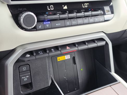 Used 2022 Toyota Tundra Capstone AWD/4WD image 23