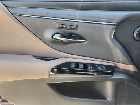 Used 2025 Lexus ES 300h w/ Premium Package image 28