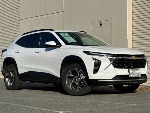 Used 2025 Chevrolet Trax LT w/ LT Convenience Package image 2