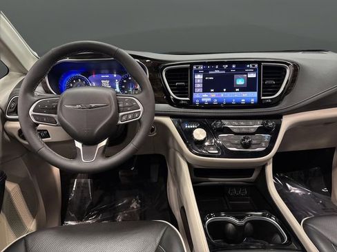 Used 2024 Chrysler Pacifica Limited w/ Trailer Tow Group image 5