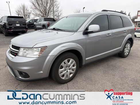 Used 2019 Dodge Journey SE image 1