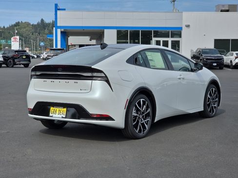 New 2027 Toyota Prius Plug-In Hybrid FWD image 5