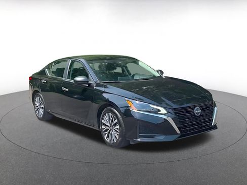 Used 2025 Nissan Altima 2.5 SV FWD image 3