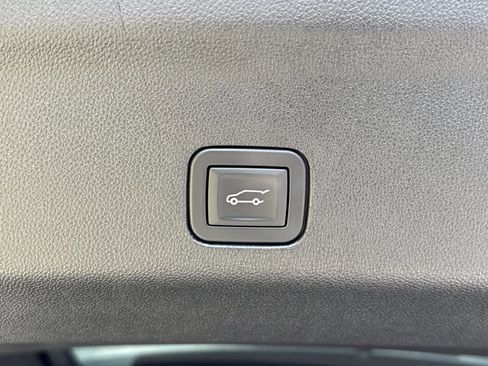 Used 2025 Chevrolet Tahoe High Country AWD/4WD image 7