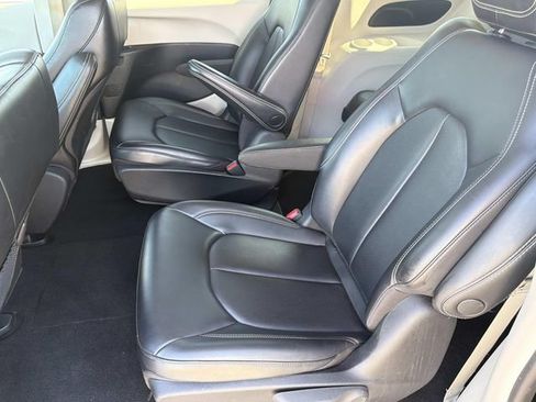 Used 2023 Chrysler Pacifica Touring-L FWD image 19