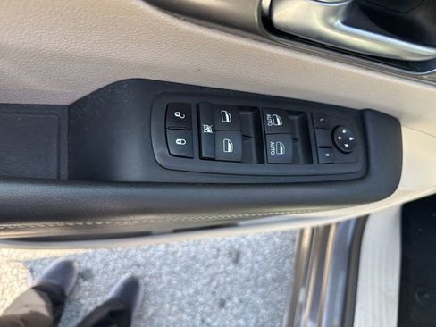 Used 2023 Chrysler Pacifica Touring-L FWD image 11