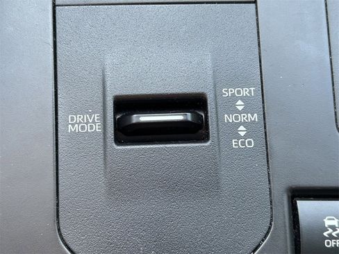 Used 2021 Toyota Highlander XLE image 32