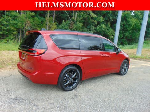 Certified 2025 Chrysler Pacifica Limited FWD image 14