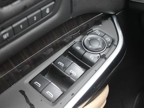 Used 2024 Cadillac XT4 Premium Luxury w/ Cold Weather Package AWD/4WD image 17