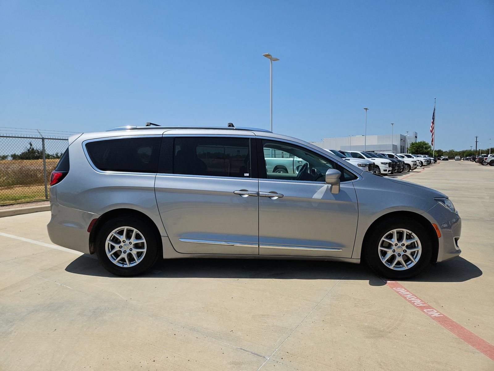 Used 2020 Chrysler Pacifica Touring-L FWD image 2