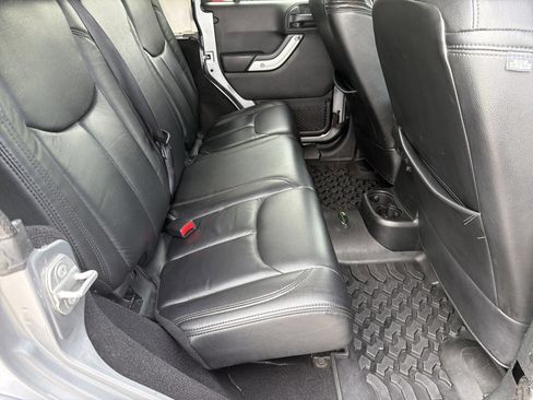 Used 2017 Jeep Wrangler Unlimited Sahara w/ Connectivity Group AWD/4WD image 22