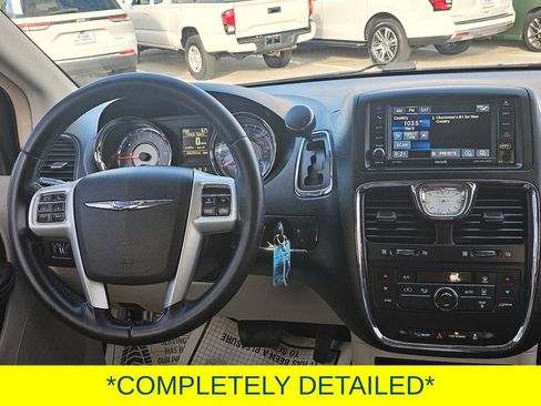 Used 2016 Chrysler Town & Country Touring image 19