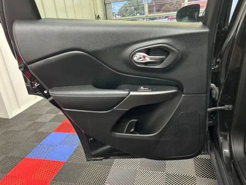 Used 2019 Jeep Cherokee Latitude Plus w/ Cold Weather Group AWD/4WD image 11