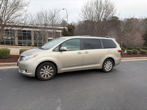 Used 2017 Toyota Sienna XLE w/ XLE Navigation Package image 7