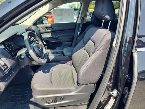 New 2025 Nissan Pathfinder SV image 11